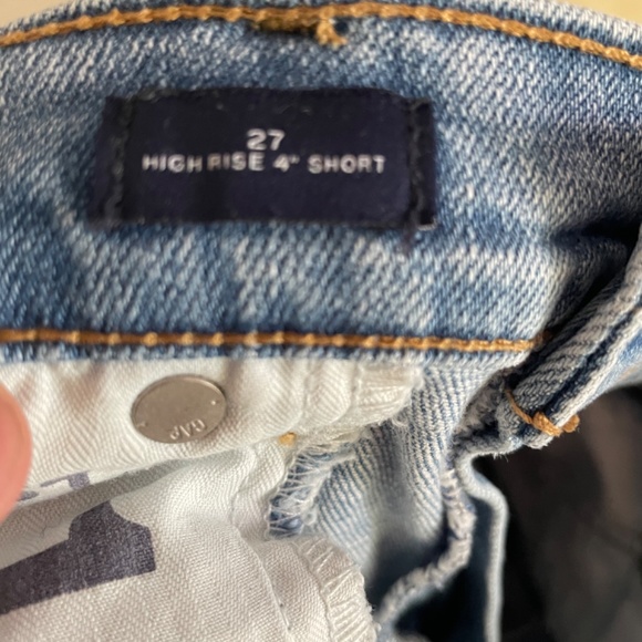 Gap light wash cut off shorts - Picture 4 of 5